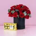Arreglo de rosas rojas en caja + chocolates