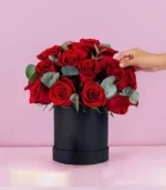 Arreglo de rosas rojas en caja + chocolates - Imagen 2