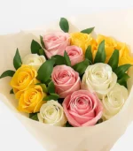 Bouquet de 12 rosas variadas - Imagen 3