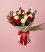 Bouquet de 15 rosas rojas y blancas