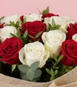 Bouquet de 15 rosas rojas y blancas - Imagen 3