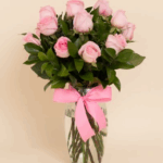 Florero de doce rosas rosadas y lazo