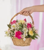 Cesta-de-flores-variadas-con-mano