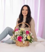 Cesta-de-flores-variadas-con-modelo