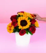 Arreglo box de rosas y girasoles - Imagen 3