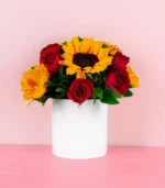 Arreglo box de rosas y girasoles