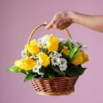 Cesta de rosas y margaritas