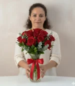 florero-de-rosas-rojas-con-modelo