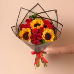 Ramo de rosas y girasoles