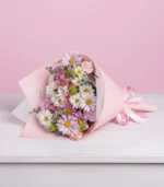 ramo-de-margaritas-sobre-mesa